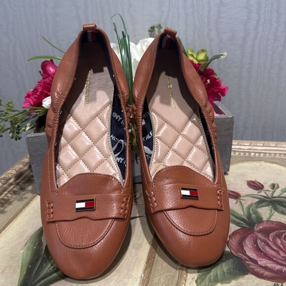 Tommy Hilfiger British Tan Faux Leather Flats Sz 8.5 Near New - Picture 10 of 16